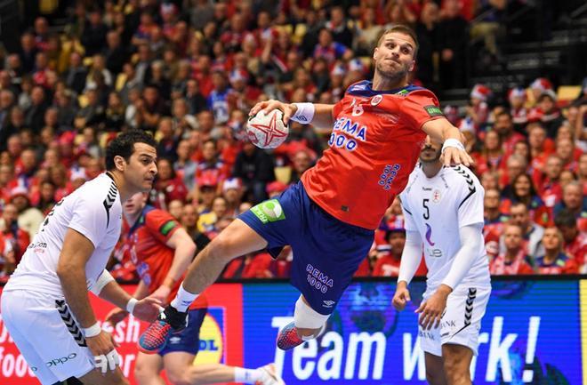 Bjarte Myrhol de Noruega lanza el balón durante el partido de balonmano del Grupo II IHF Mens World Championship 2019 entre Noruega y Egipto en el estadio Jyske Bank Boxen.