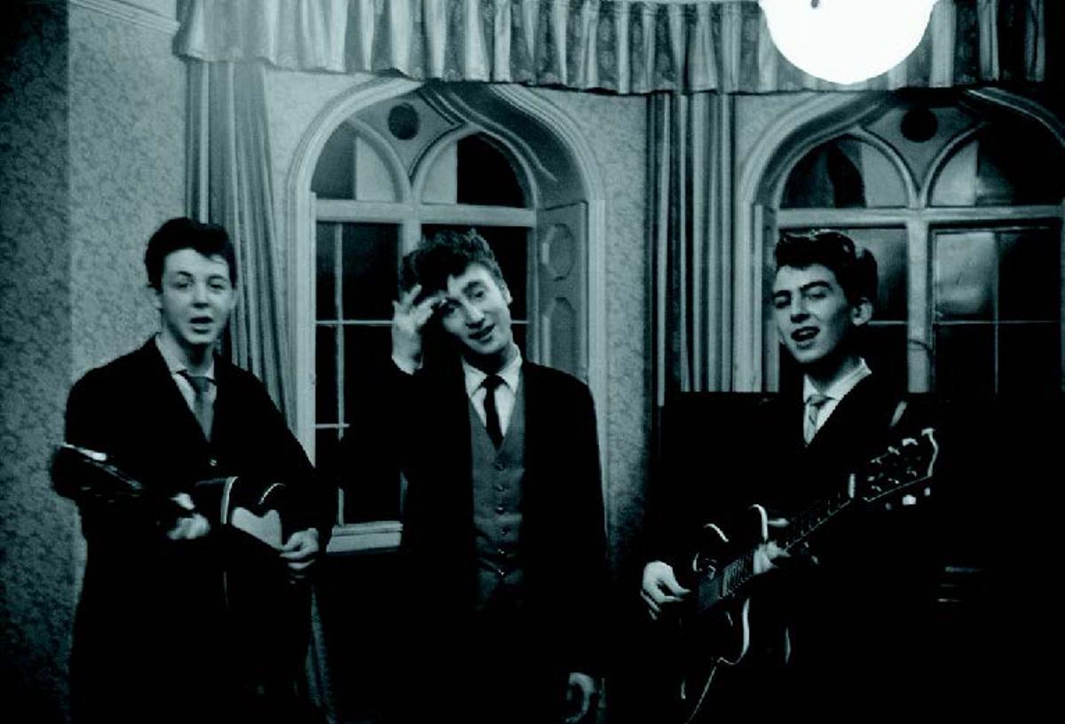 Paul, John y George, tocando en la boda de Harry e Irene Harrison, en 1959 