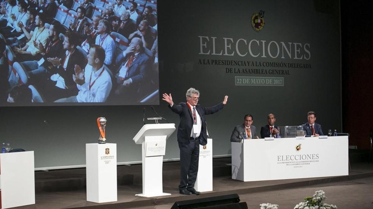 Ángel María Villar recibe el aplauso de la Asamblea de la RFEF