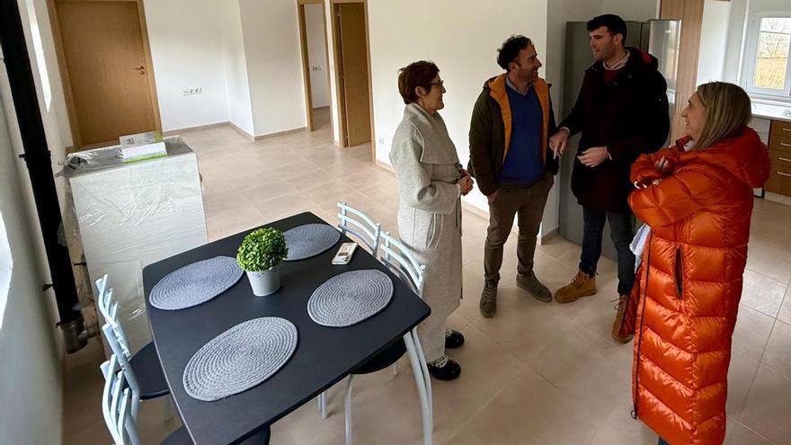 Amalia Goldar, Gonzalo Louzao visitando las instalaciones.