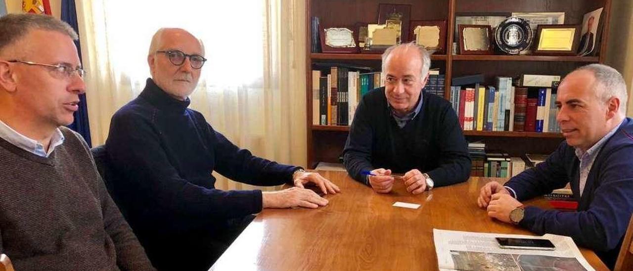 Reunión de los nuevos propietarios de Granbazán con el alcalde de Vilanova. // FDV