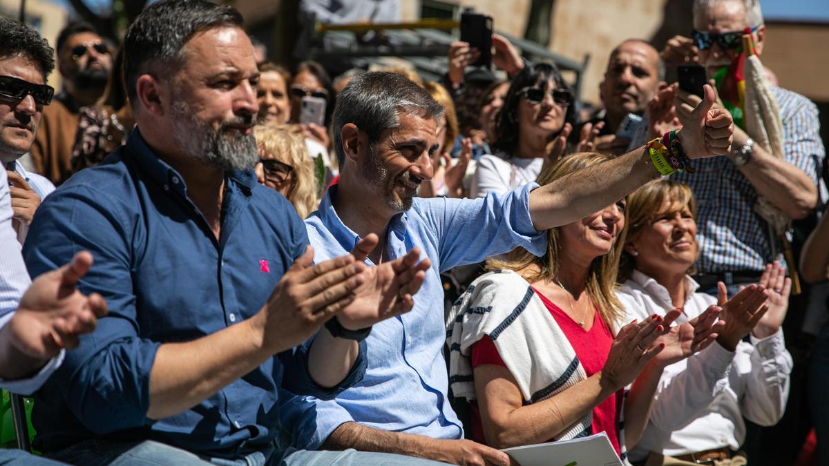 El concejal de Vox en Barcelona Gonzalo de Oro Pulido, junto al líder del partido, Santiago Abascal.
