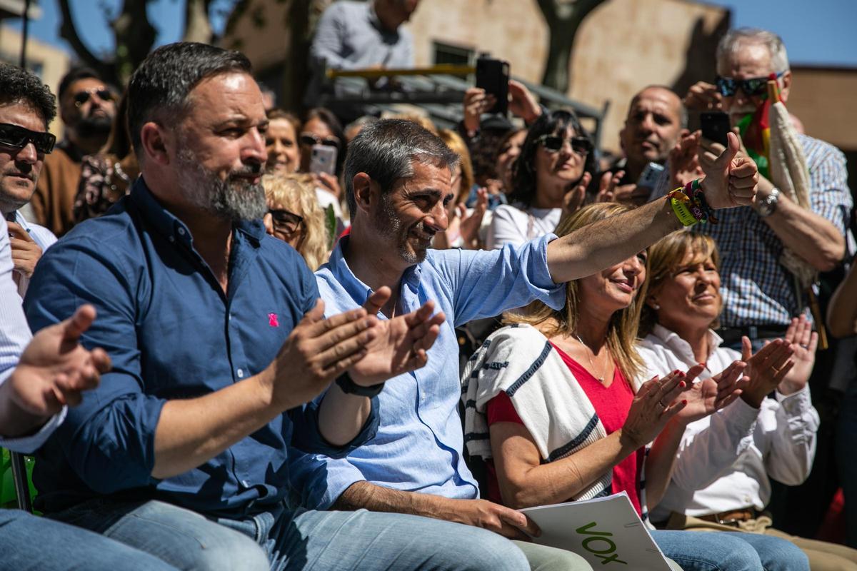 El concejal de Vox en Barcelona Gonzalo de Oro Pulido, junto al líder del partido, Santiago Abascal.