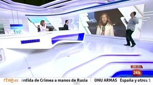 Imatges de l’espontani entrant al plató dels informatius, segons abans que els presentadors donessin pas a una connexió en directe.