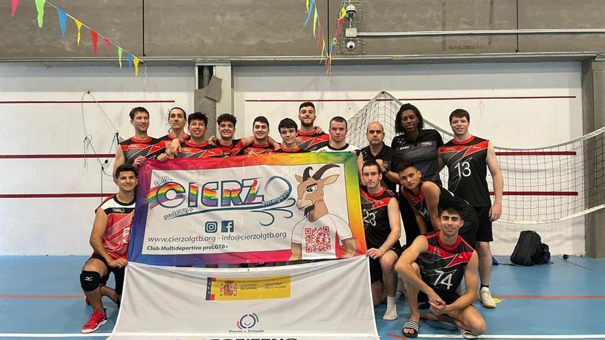 El equipo de voleibol de la AD Cierzo proLGTB+.