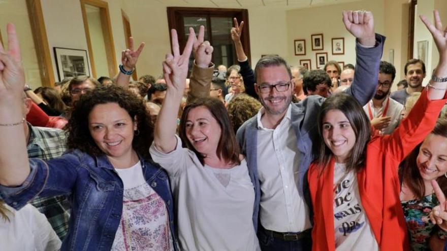 Francina Armengol, primera rpesidenta socialista que repite en un cuarto de siglo, celebra su victoria