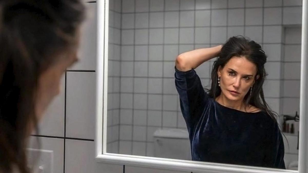 Demi Moore fronte ao espello nun fotograma de A substancia (2024).