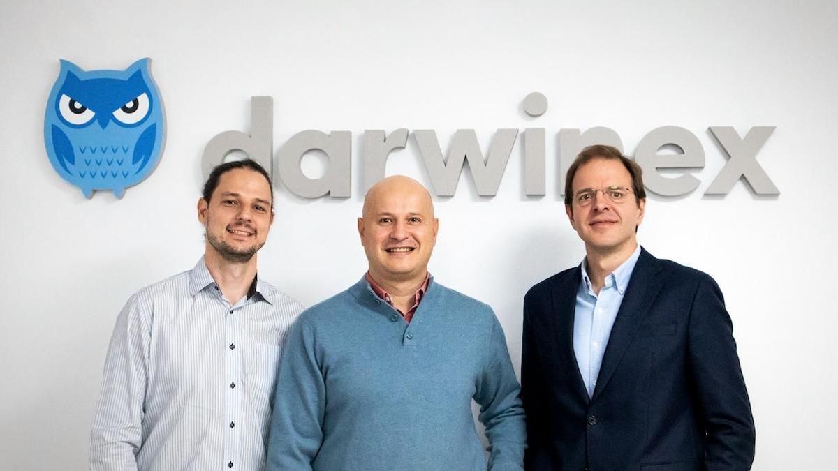 Los fundadores de Darwinex: Miguel Sato, Javier Colón y Juan Colón.