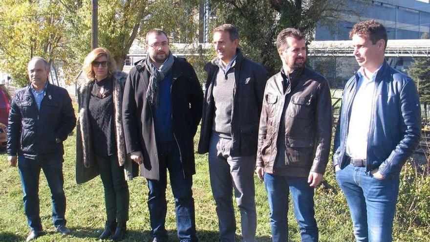 Adrián Barbón y Luis Tudanca, en el centro, junto con otros dirigentes socialistas, ayer, en La Robla.