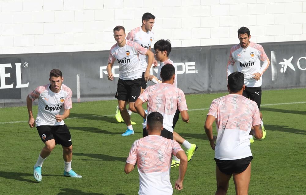 Anil Murthy, atento al entrenamiento del Valencia