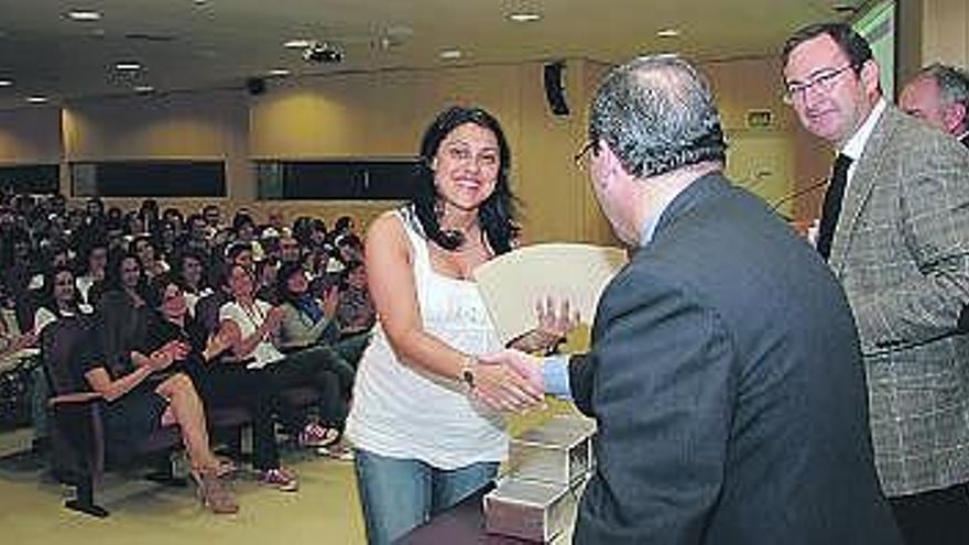 Amalia Arango saluda a Antonio Molejón (gerente de Primaria), con Riera a su lado.