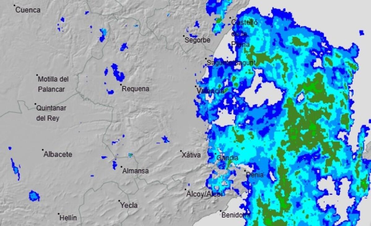 Imagen del radar de lluvia de la Aemet esta mañana a las 8.00 horas; una pequeña borrasca ha dejado precipitaciones en muchos puntos del litoral.