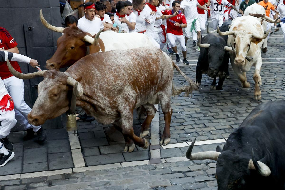 Los Cebada Gago recorren unidos un rápido segundo encierro de los Sanfermines 2026.