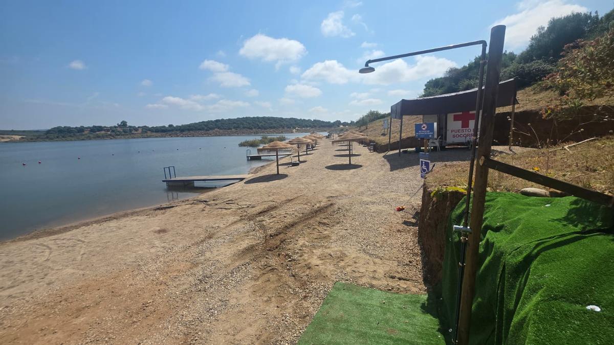 La playa de La Breña este lunes tras su apertura.