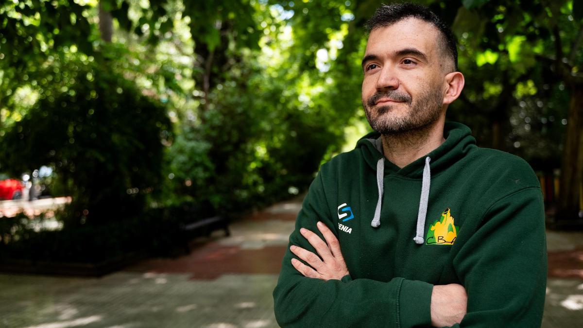 Jesús Sánchez, tras la entrevista en el Paseo de Cánovas de Cáceres.