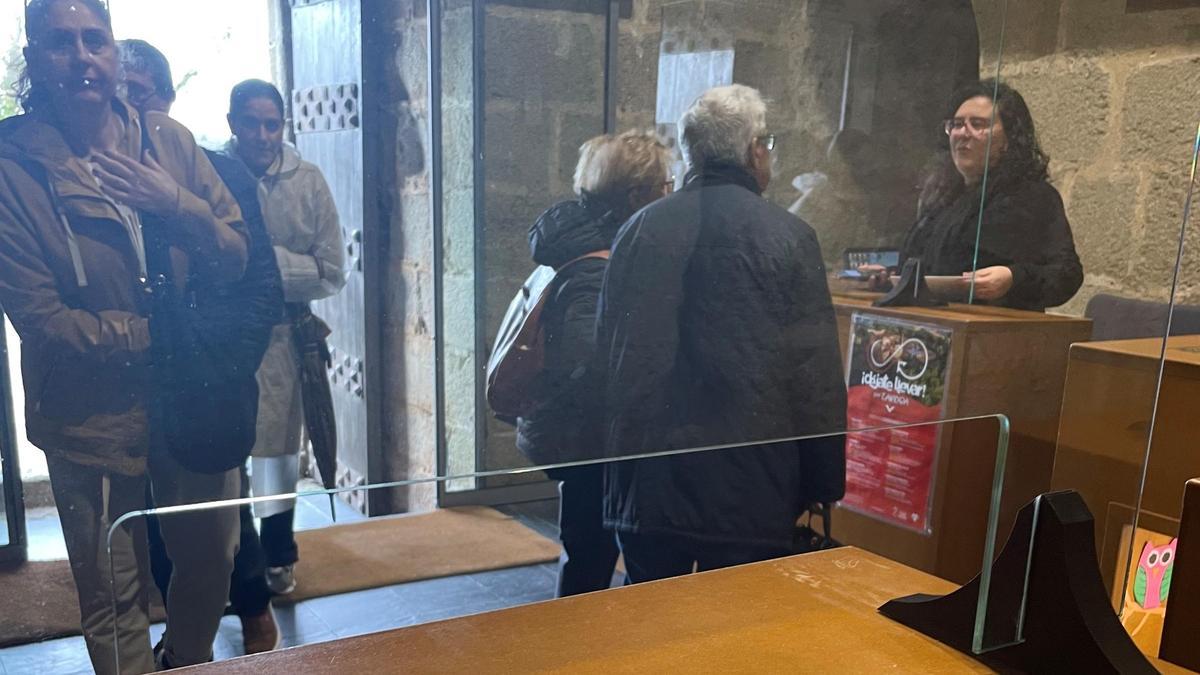 Visitantes recaban información sobre la zona en la Oficina de Turismo de Puebla