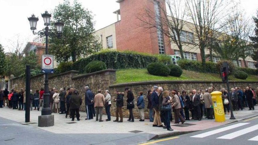 La cola para retirar las entradas para el concierto de &quot;El Mesías&quot;, ya en la calle Santa Susana, a varios cientos de metros de la taquilla del Auditorio.