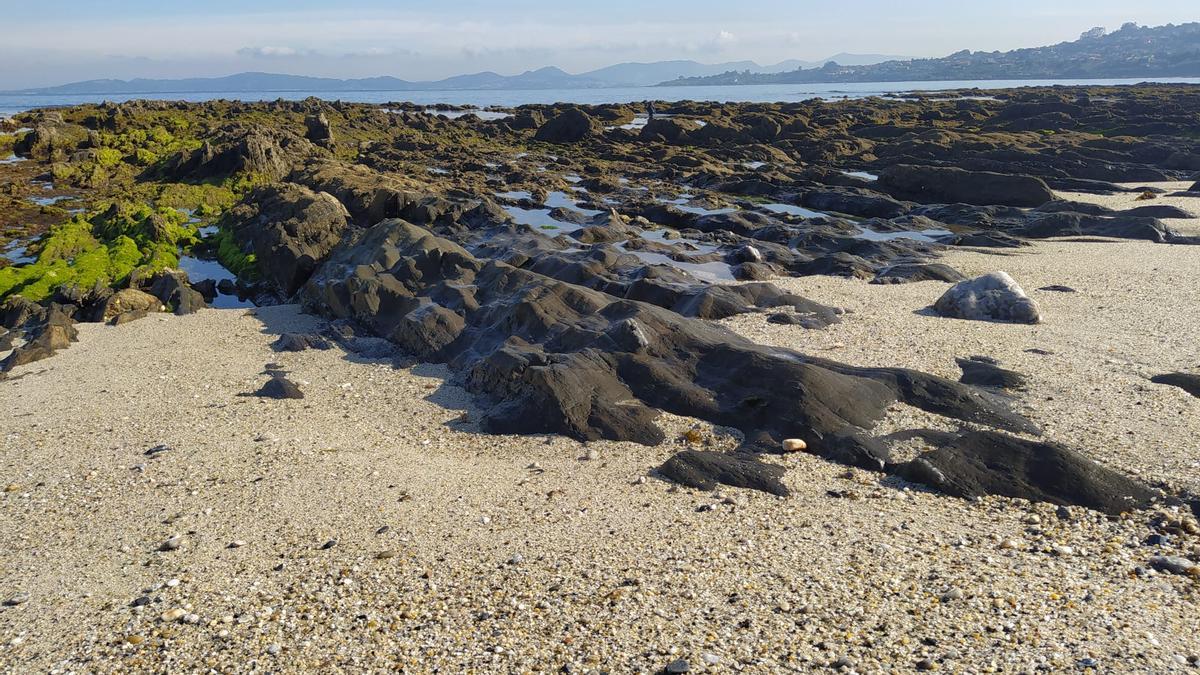 Otra vista de las rocas al descubierto por la intensa bajamar causada por la superluna rosa.