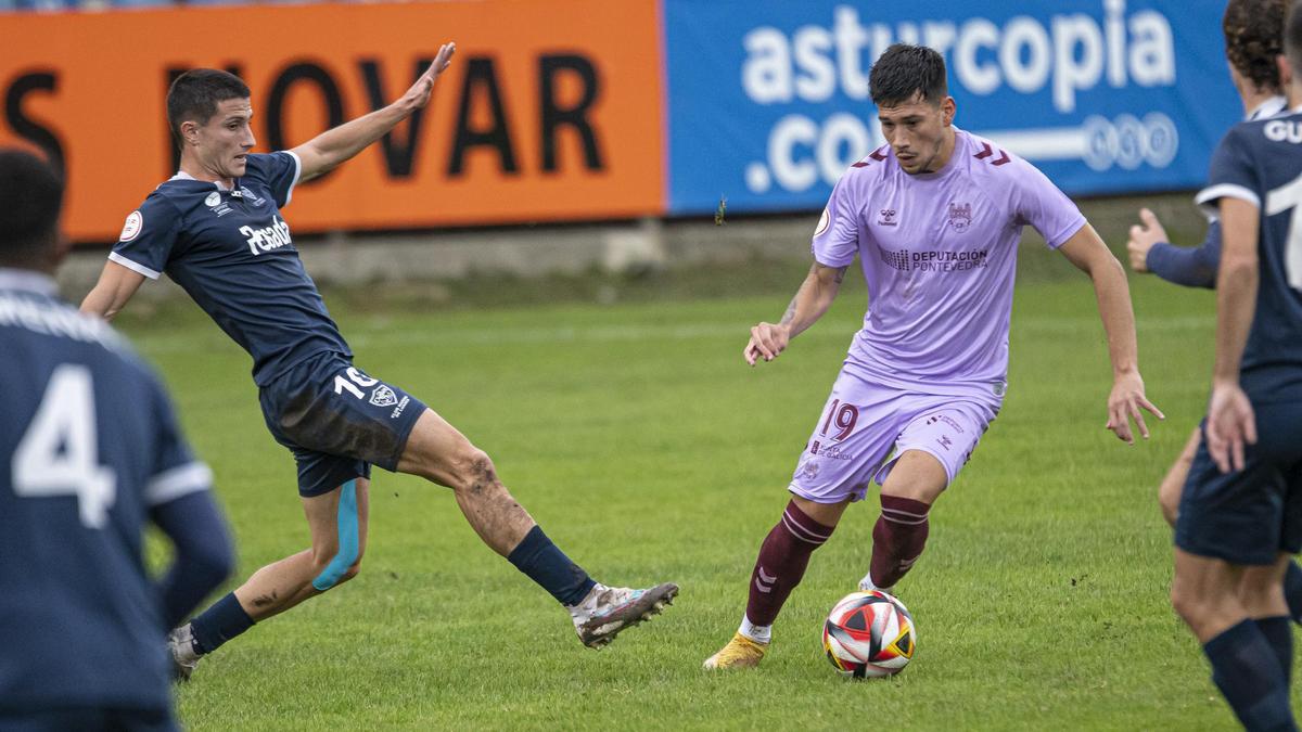 Benjamín Garay maneja el balón ante rivales del Marino.