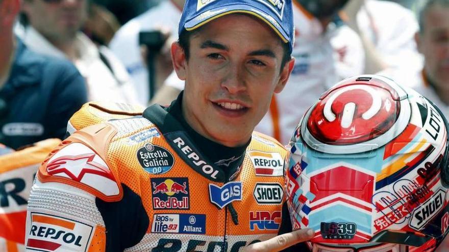 Márquez muestra el adhesivo que puso en su casco en homenaje a Luis Salom.