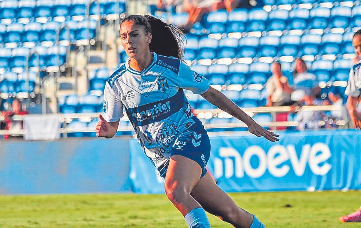 Ari Arias en uno de sus cuatro partidos con el Costa Adeje.