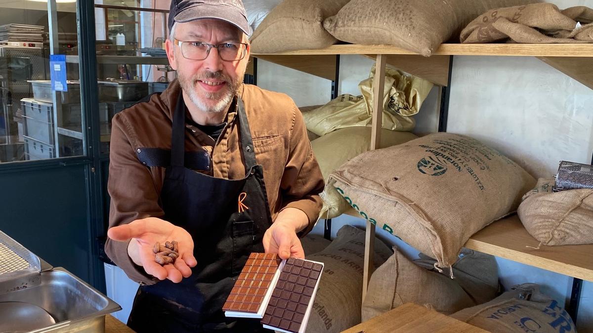 El maestro chocolatero Damian Allsop, durante el 'tour' que hace por las instalaciones de Casa Cacao.