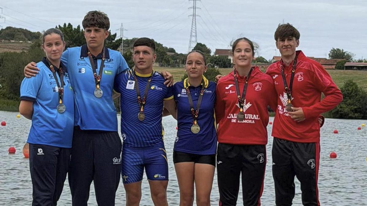 Ainnare García, a la derecha junto a Álvaro Salvador, tras ser terceros en la final del K-2 Mixto.