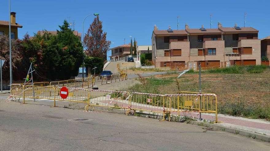 Vallado instalado en la calle Zafra por la propiedad de los terrenos, antes de la expropiación.