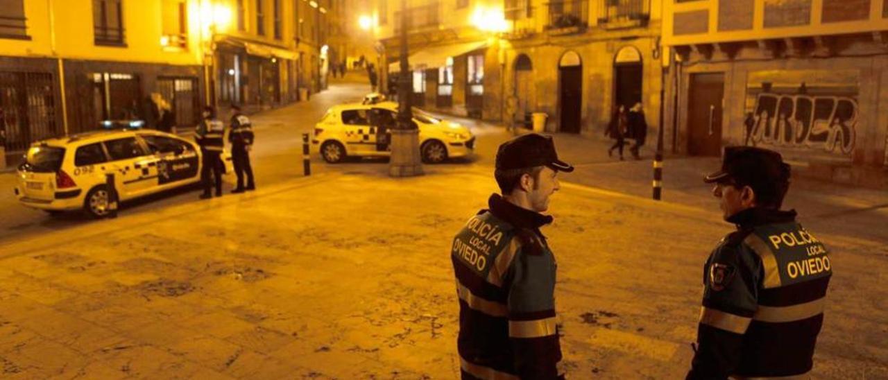 Dos patrullas de la Policía Local, ayer, en la plaza del Sol del casco viejo de la ciudad.