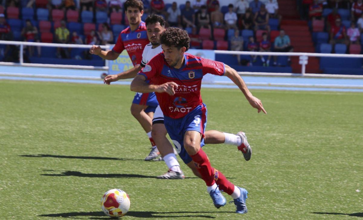 Miguel Gopar, del Lanzarote, conduce el balón ante la presencia de un rival, ayer en Arrecife. |