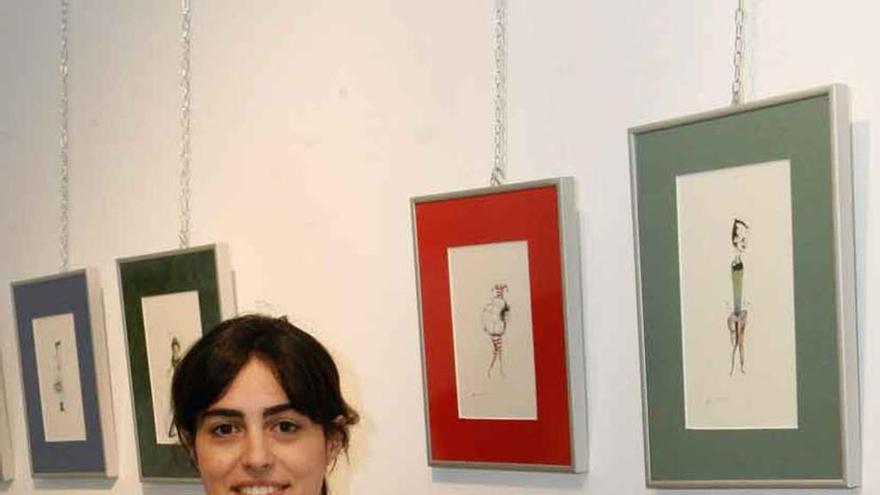 Rocío Aguirre, con algunos de sus cuadros.