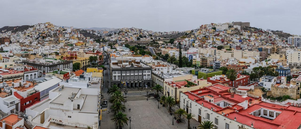 Los Riscos de Las Palmas de Gran Canaria desde la catedral.