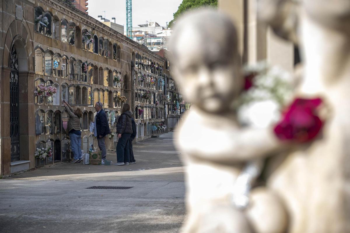 Los cementerios se llenan el 1 de noviembre, día de Todos los Santos 2025, en Barcelona