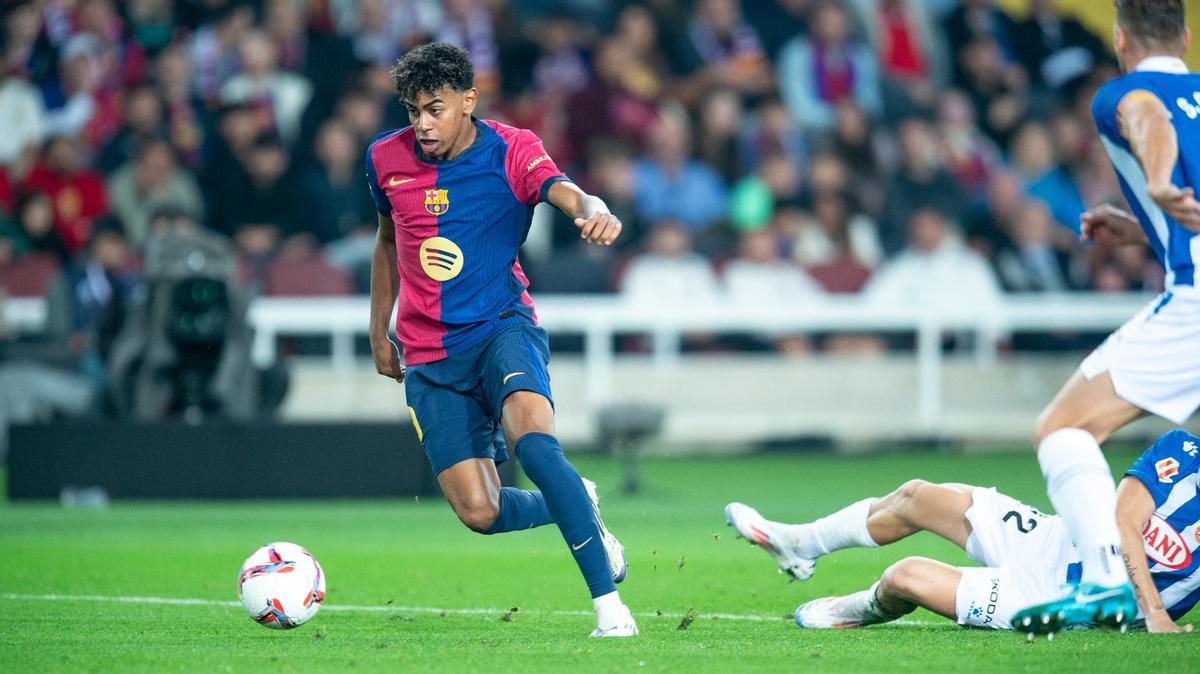 Lamine Yamal inicia una jugada de ataque en el derbi entre Barça y Espanyol en Montjuïc.
