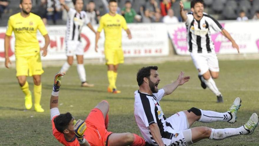 El Castellón se acerca al ‘play-off’ con una remontada a balón parado