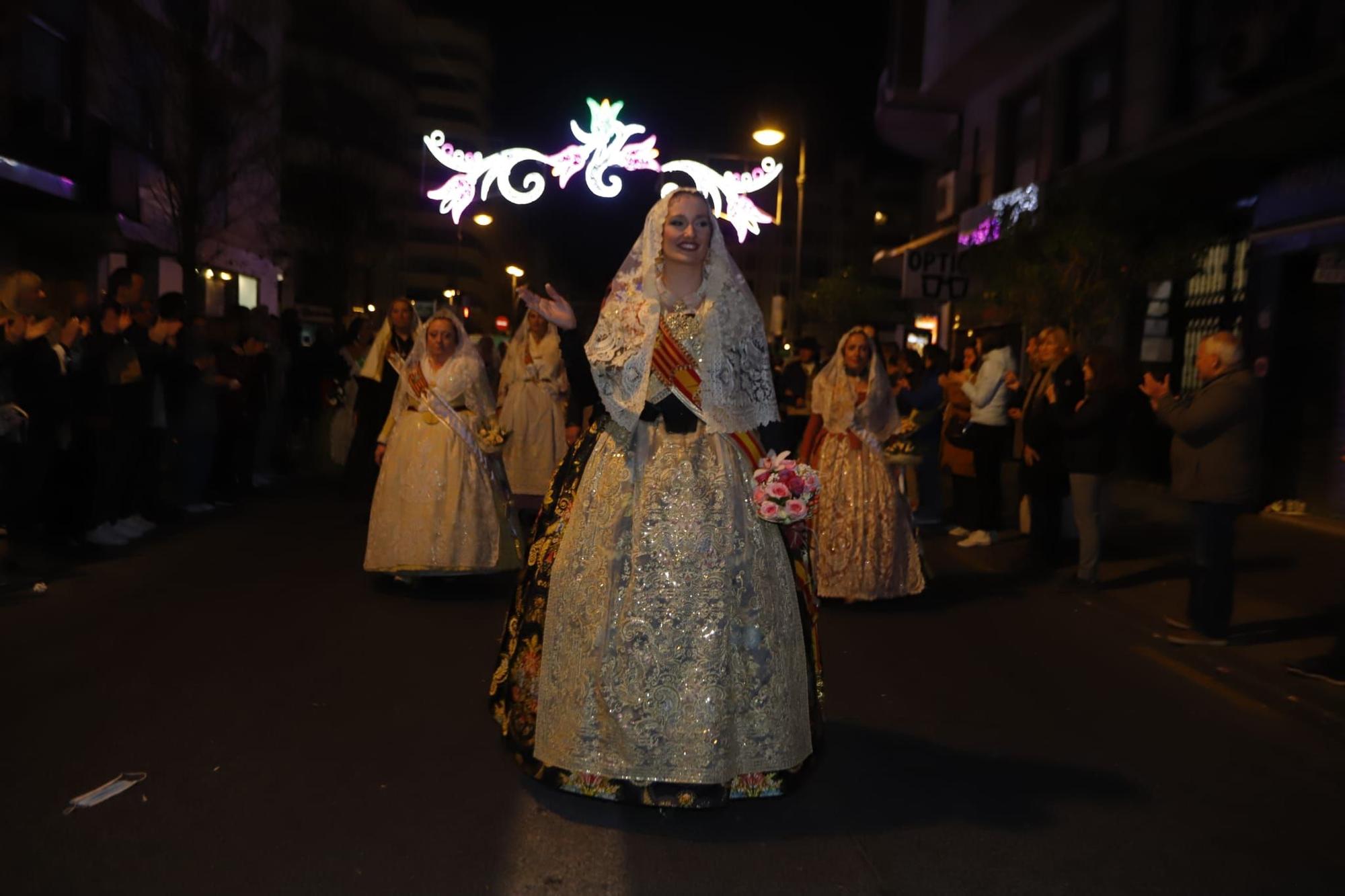 Laura Mengó y su corte coronan la ofrenda a la Virgen