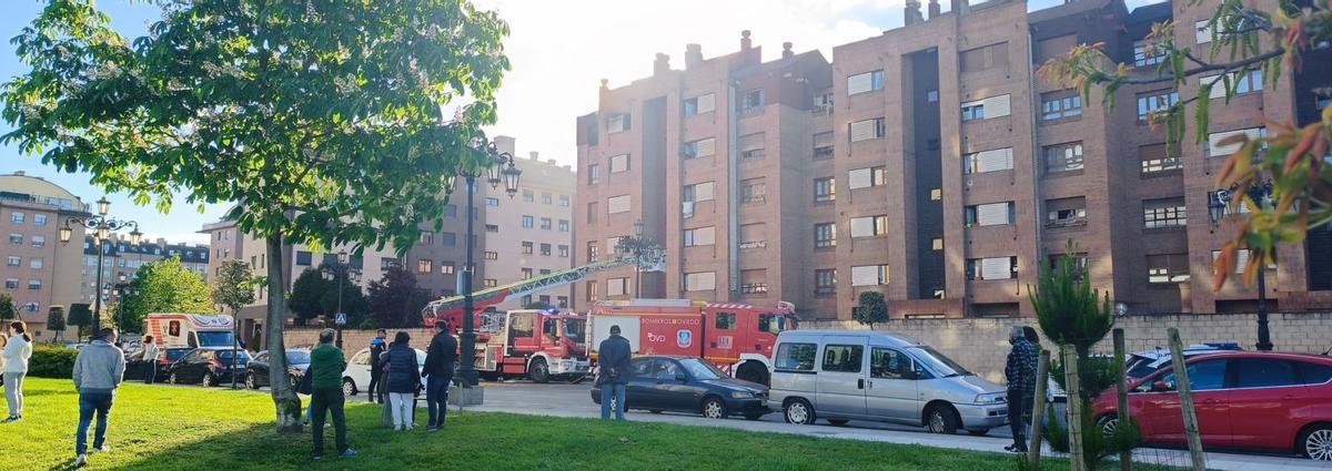 Expectación vecinal durante las labores de rescate. | P. G.