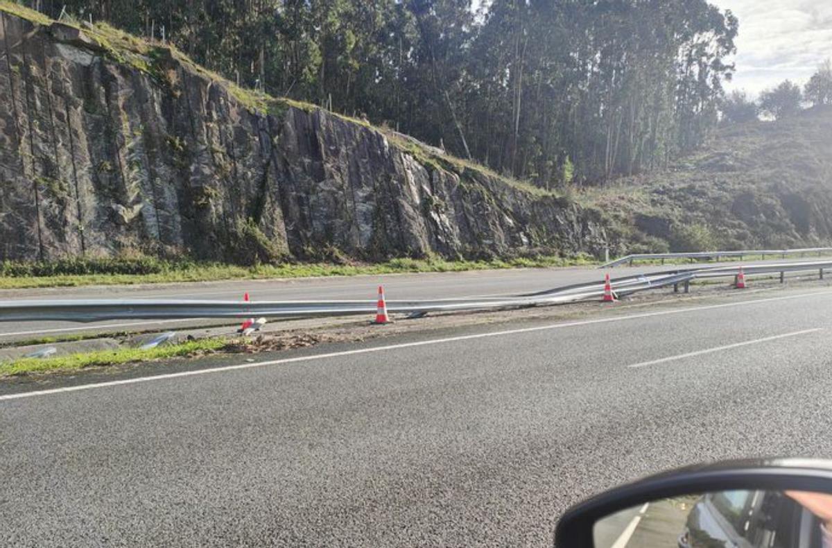 La «mediana» hundida en Meira, pasando el Viaducto da Mó. |  G.N.