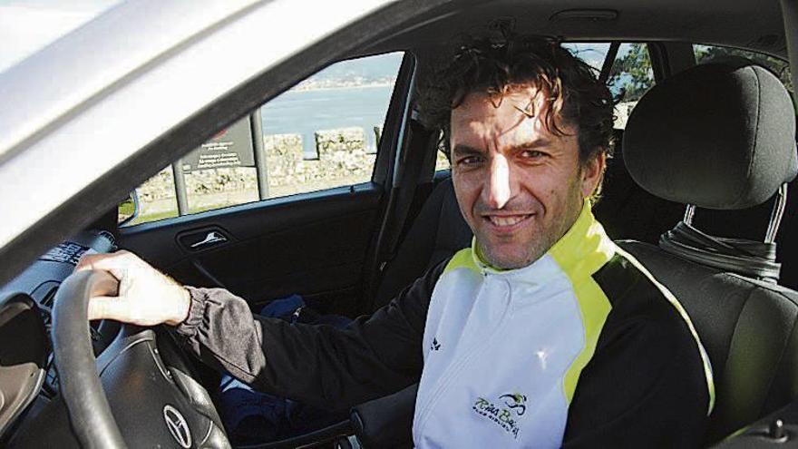 Marcos Serrano, al volante de un coche del equipo. // FdV
