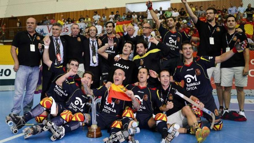 Toni Pérez, segundo por la izquierda en la fila de abajo, celebra con el resto del equipo el título logrado en Portugal.