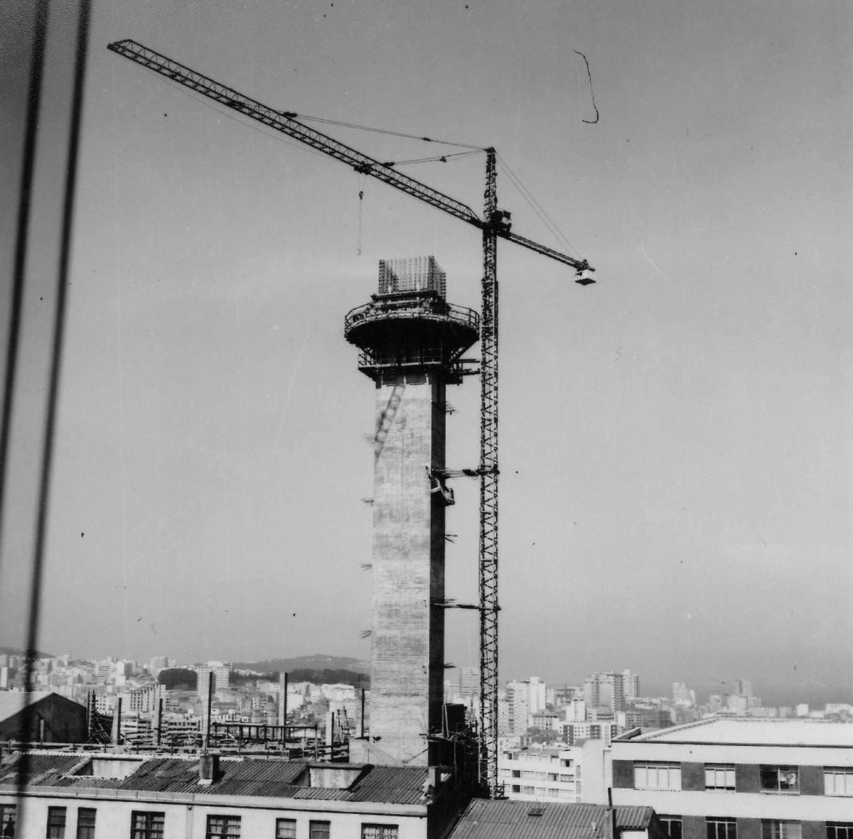Construcción de la torre O Montiño en 1971