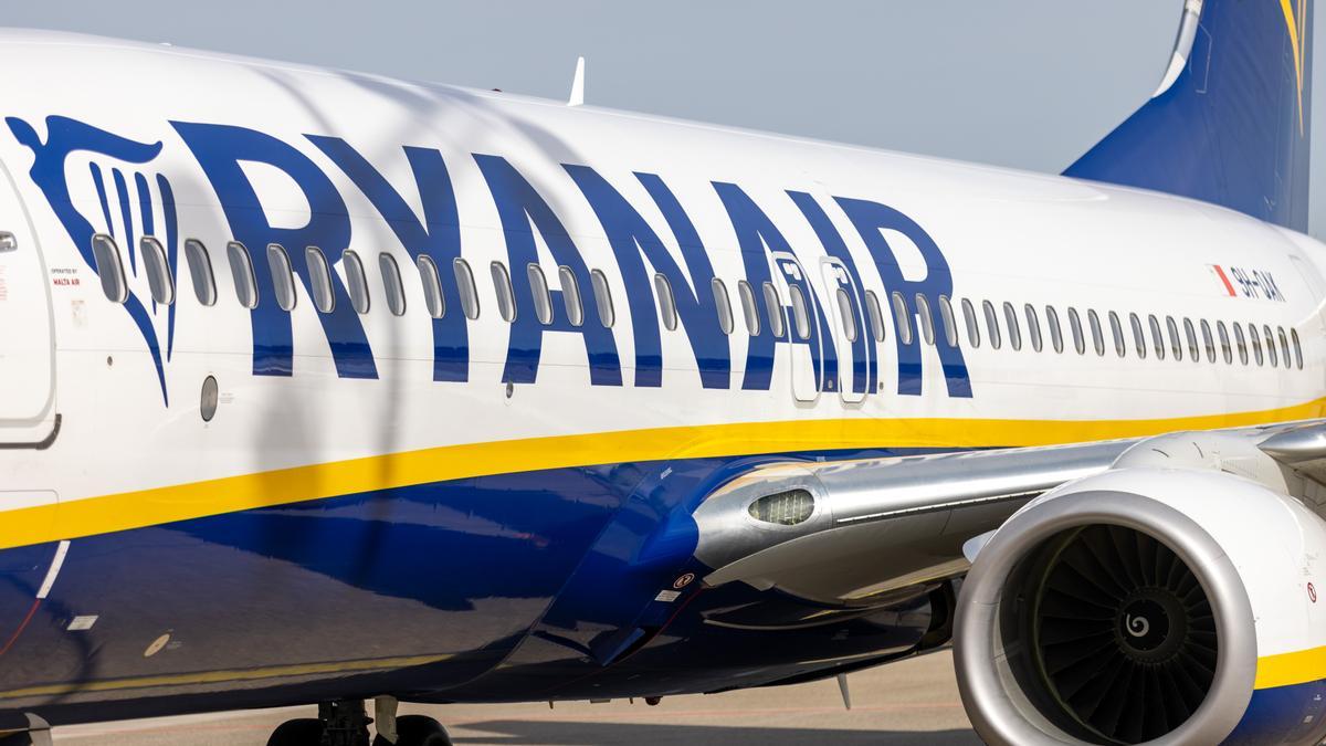 Un avión de Ryanair en un aeropuerto.