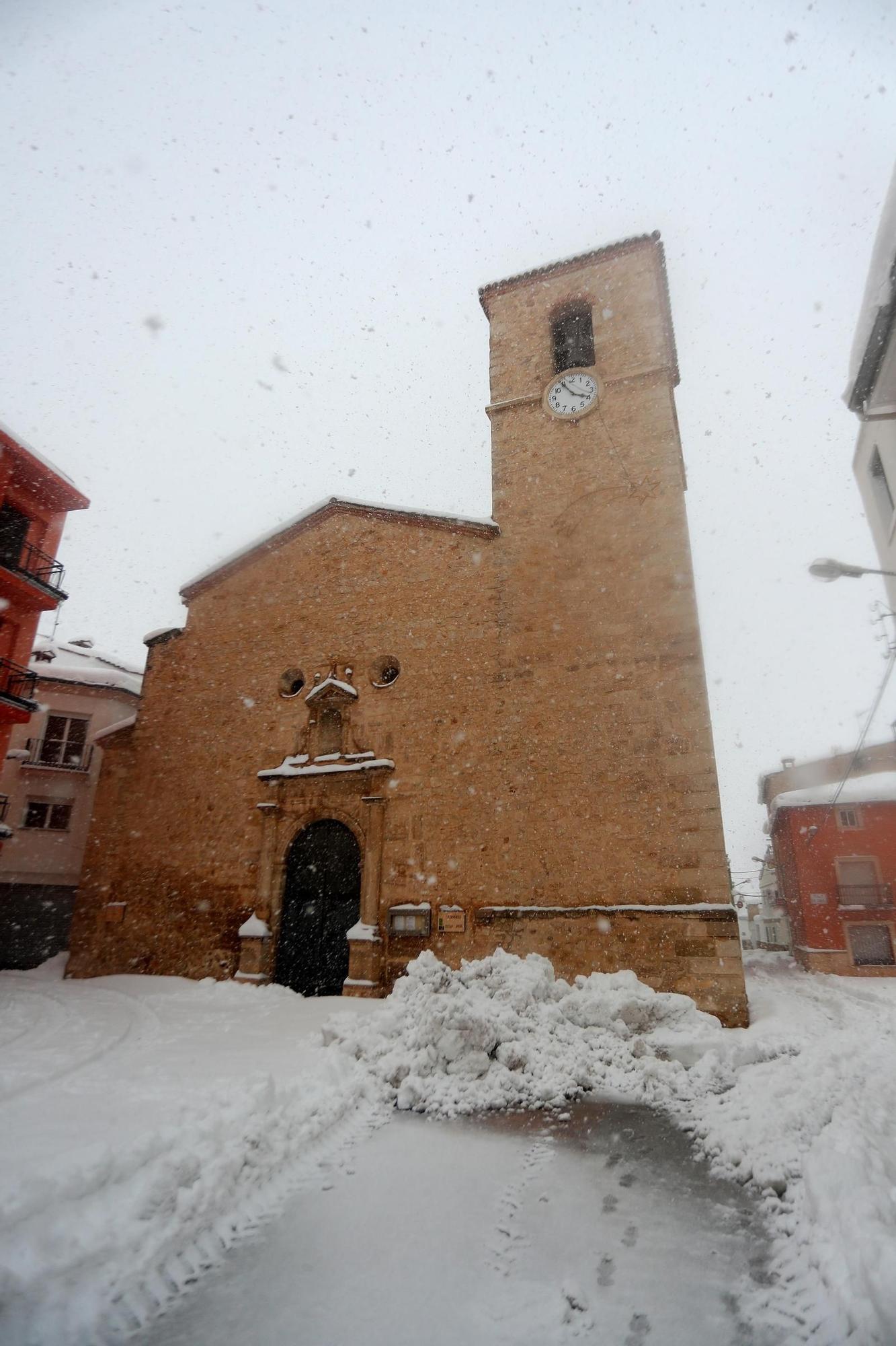 La nieve impide salir de casa en los pueblos del interior de la C. Valenciana