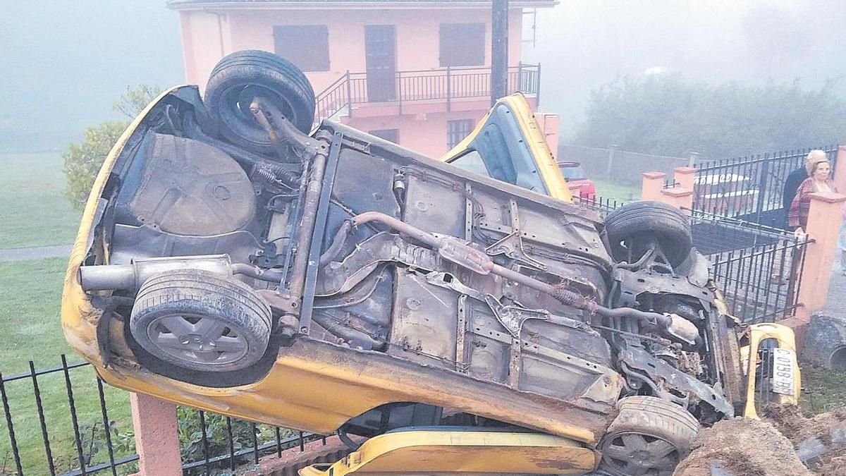 Coche accidentado en 2020 contra el mismo muro con el que chocó la ambulancia del domingo.