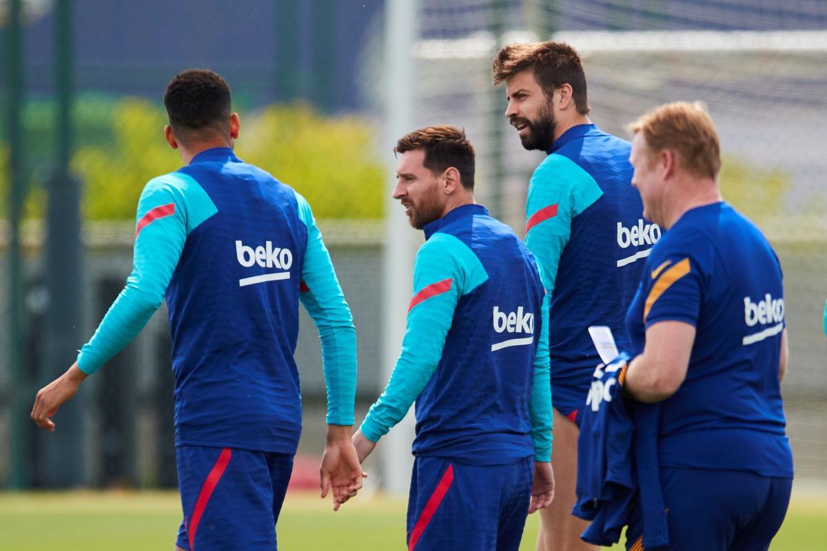 Araujo, Messi, Piqué y Koeman, en el entrenamiento del Barça en la ciudad deportiva.