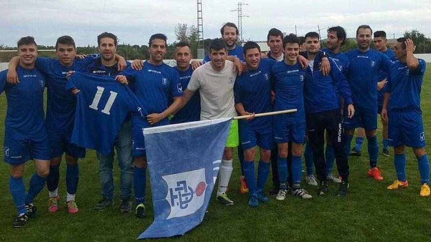 La plantilla de la UD Toresana celebra sobre el césped de Morales del Vino su título provincial.