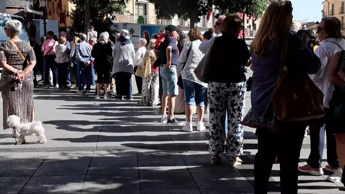 Colas en Toledo para conseguir sillas para ver la procesión del Corpus