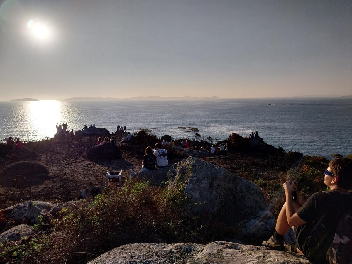 Vecinos y visitantes en Cabo Udra para el eclipse solar. Vecinos y visitantes en Cabo Udra para el eclipse solar.