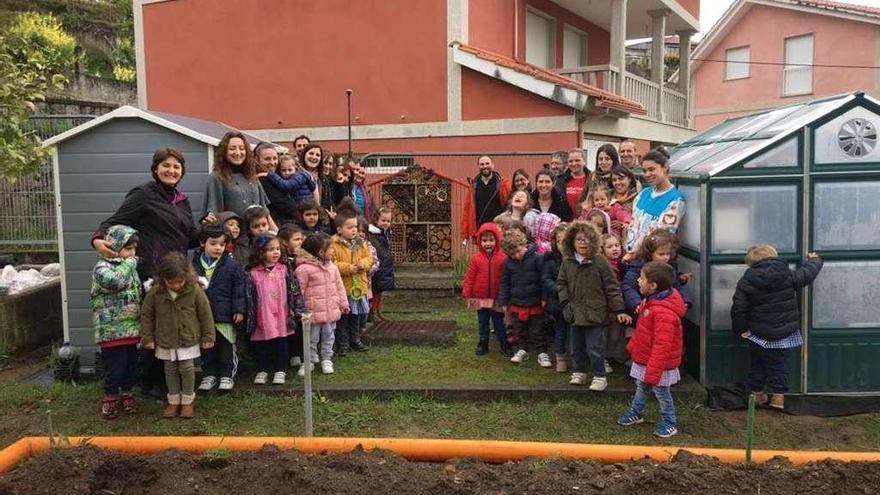 Huerta inaugurada en marzo en la escuela infantil de Berducedo y el edil de Educación al fondo. // G.N.