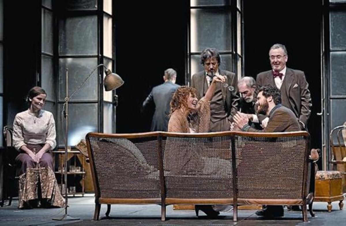 Una escena de ’L’hort dels cirerers’, la primera direcció de Julio Manrique al teatre Romea.